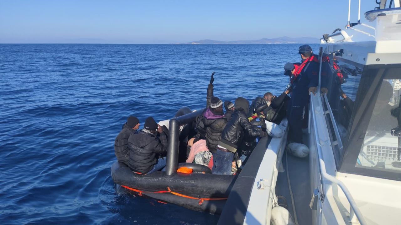 Seferihisar açıklarında 32 göçmen kurtarıldı