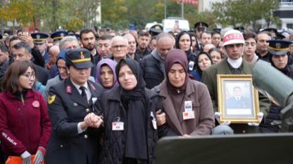 Şehit ağabeye polis kardeşin yürek yakan vedası