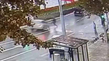 Sultangazi'de yolun karşısına geçerken otomobil çarptı