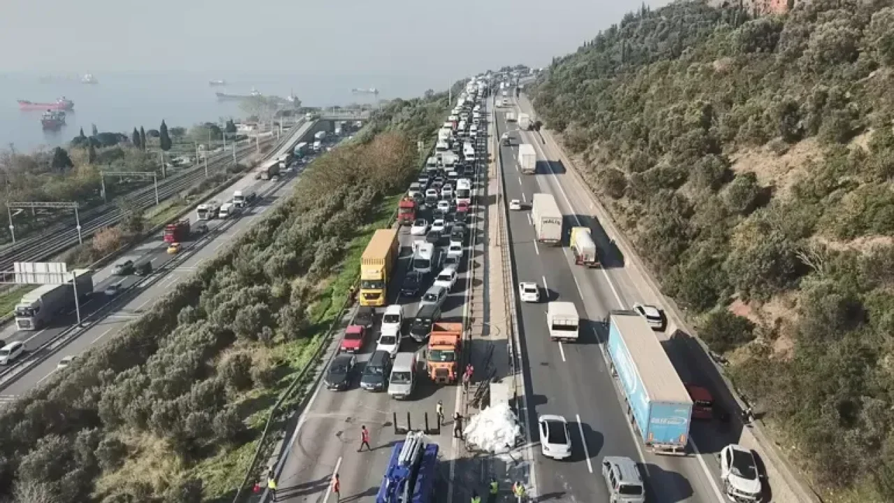 TEM&#039;de, karşı yöne geçen TIR, 3 araçla çarpıştı
