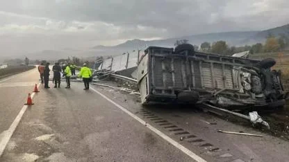 Tokat’ta minibüs, kamyonete çarptı