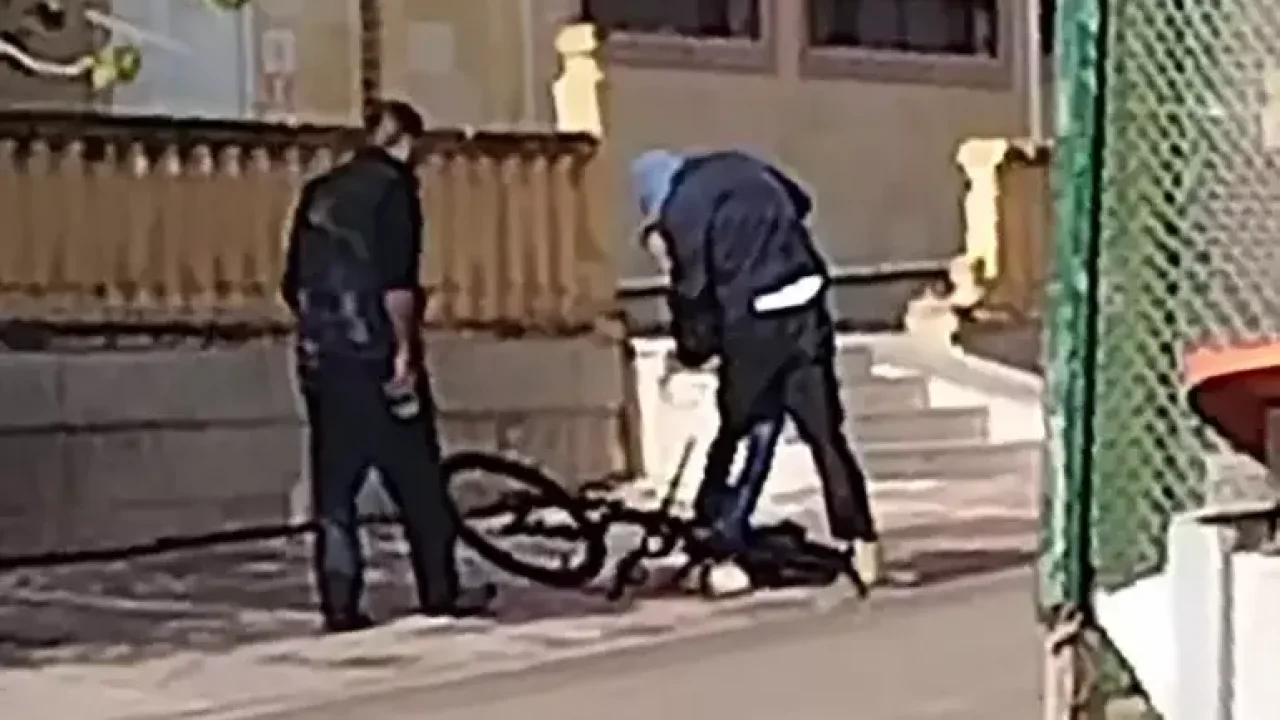 12 yaşındaki bisikletliyi tartaklayıp, boğazını sıktılar