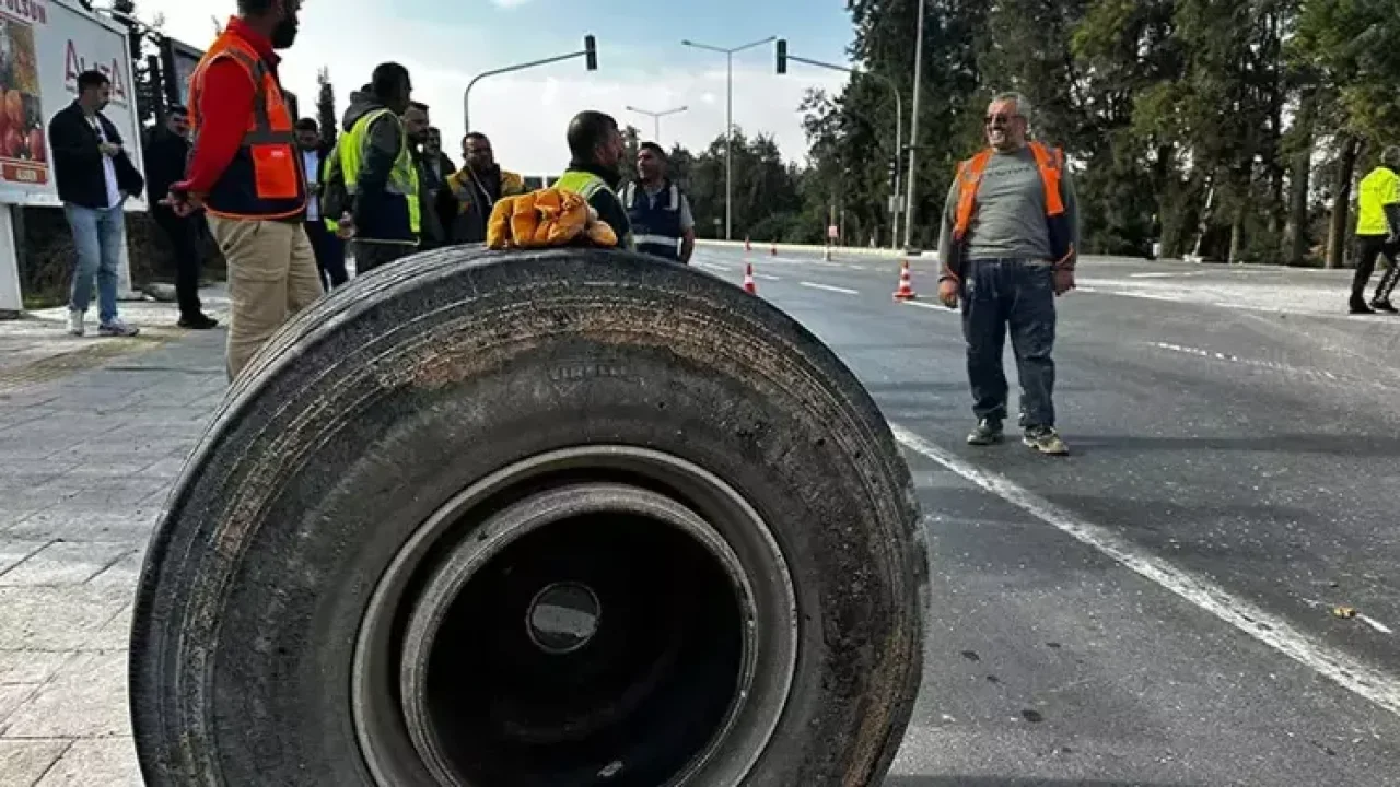 60 ton yük taşıyan TIR&#039;ın tekeri koptu