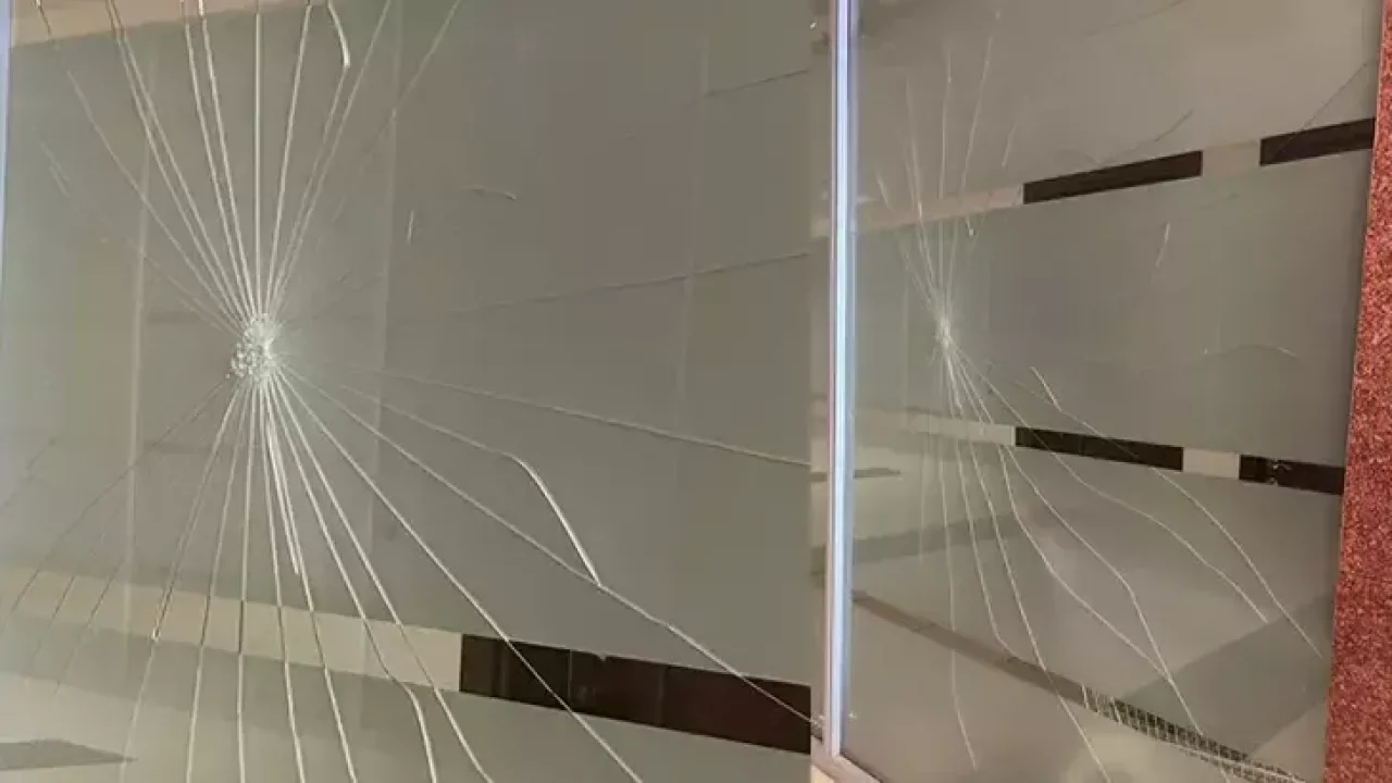 Ağabeyi ceza aldı, mahkeme salonunun camına yumruk attı