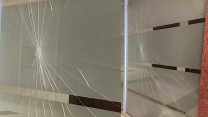 Ağabeyi ceza aldı, mahkeme salonunun camına yumruk attı