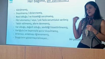 Aliağa Belediyesi'nden Ailelere Ergenlik İletişimi Semineri