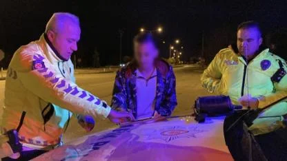 Alkollü çevirmeye girdi, ehliyeti gitmesin diye uzun süre dil döktü