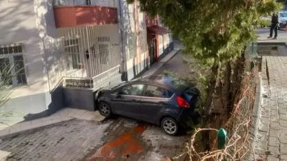 Apartmanın bahçesine uçan otomobildeki 4 kişi yaralandı