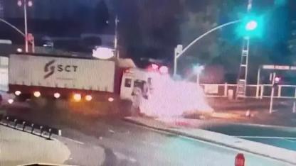 Avcılar'da kamyonun çarpıp sürüklediği otomobil alev aldı