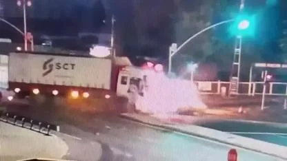 Avcılar'da kamyonun çarpıp sürüklediği otomobil alev aldı