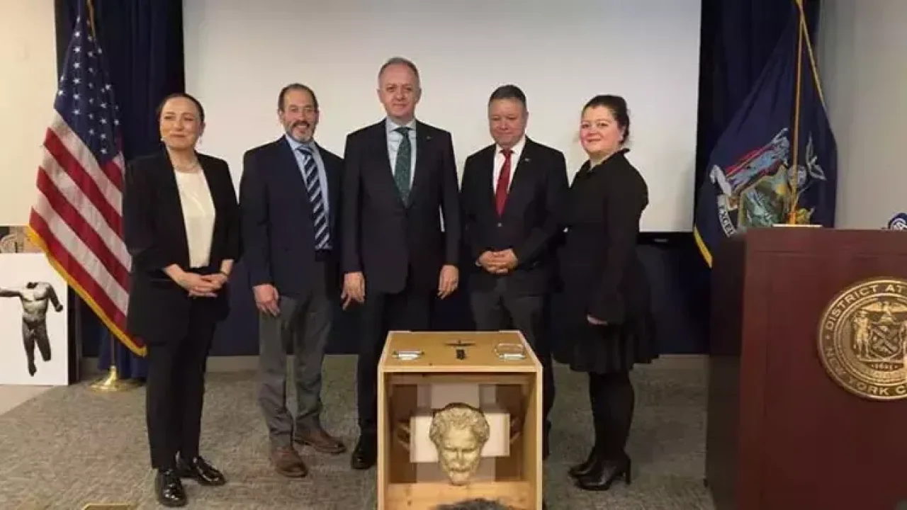 Bakan Ersoy: Boubon&#039;un kayıp imparatoru ülkemize dönüyor