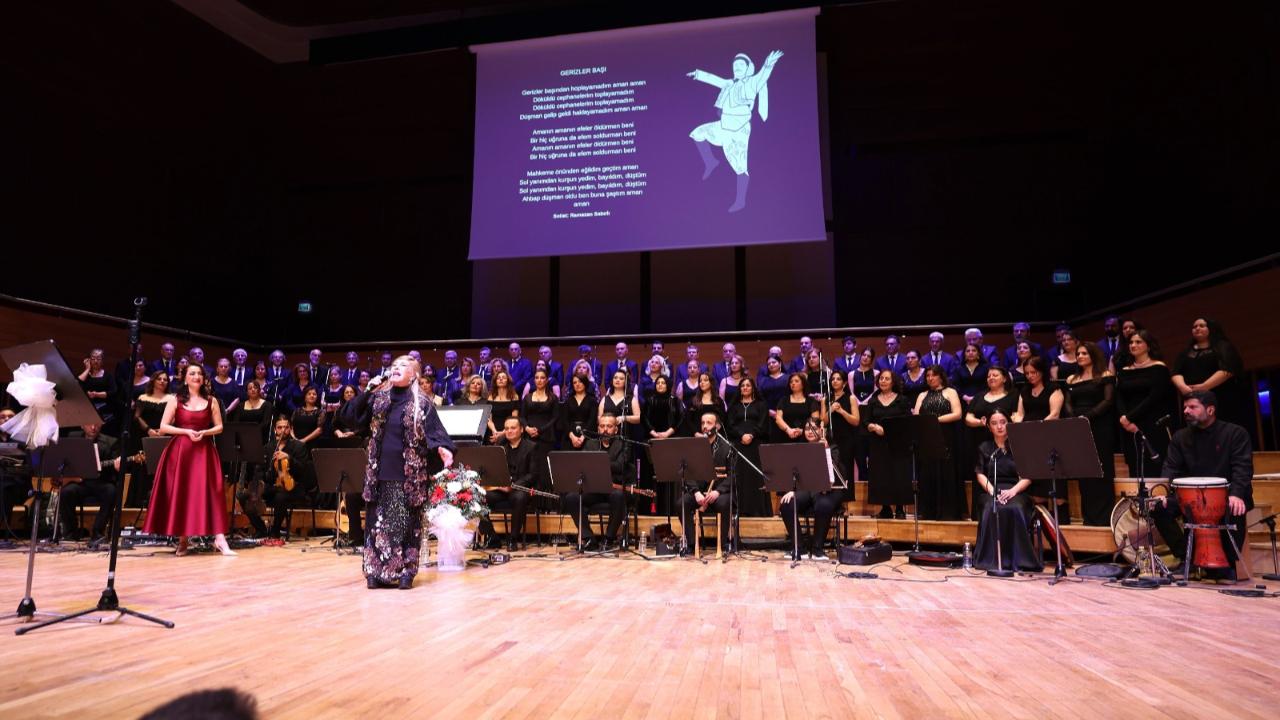 Bedia Akartürk'ten Büyükşehir korosuna yeni yıl sürprizi