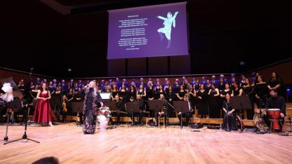 Bedia Akartürk'ten Büyükşehir korosuna yeni yıl sürprizi