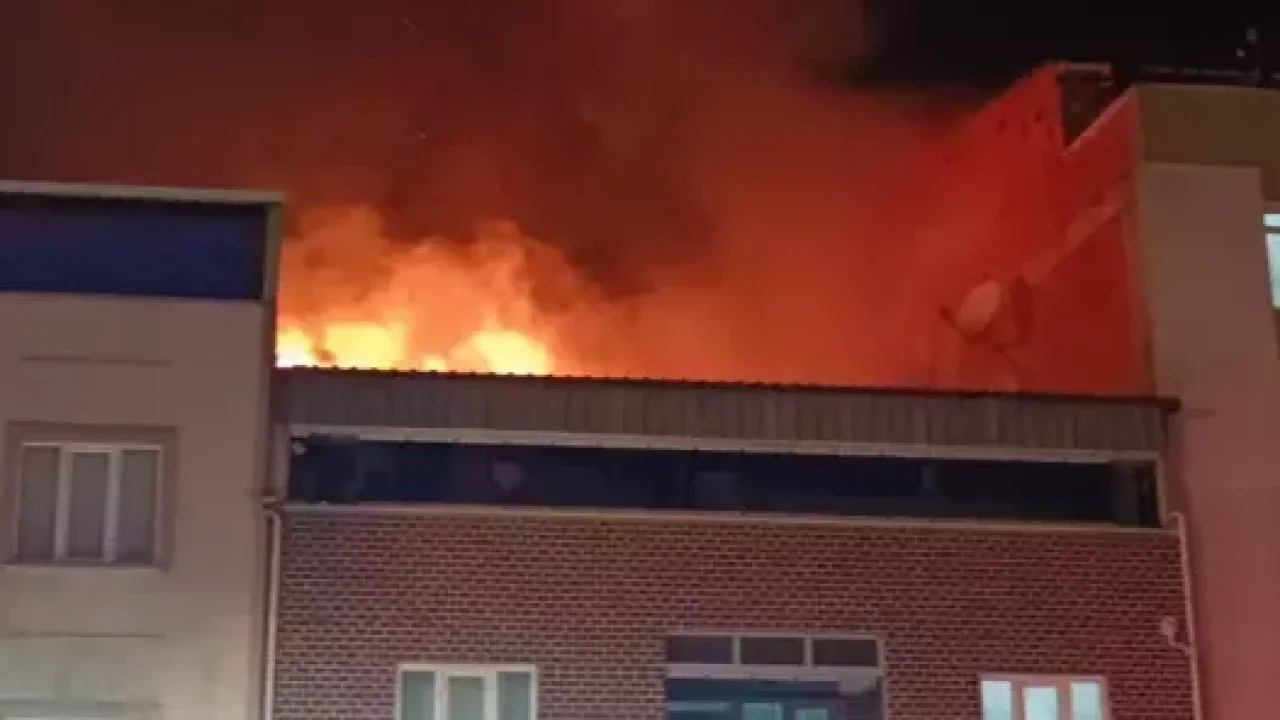 Bursa&#039;da iki katlı evin çatısı alev alev yandı