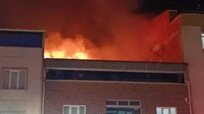 Bursa'da iki katlı evin çatısı alev alev yandı