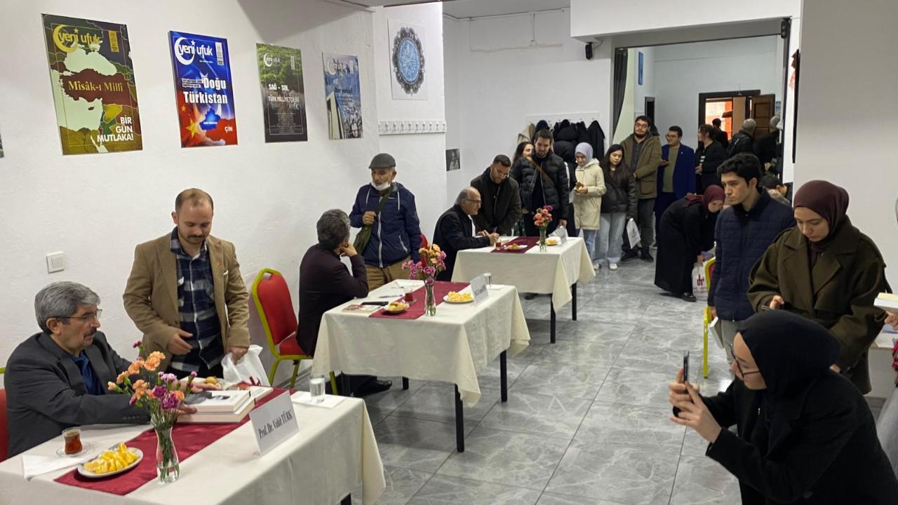 Ege Üniversitesi'nde Türk dünyası ortak kimlik inşası ve Töre-Devlet kitapevinde imza günü