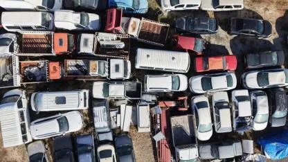 Elazığ’da yediemin otoparkında yosun tutan araçlar