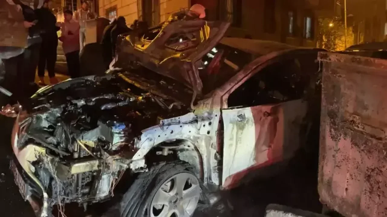 Eyüpsultan’da park halindeki 2 otomobil yandı