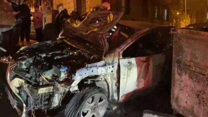 Eyüpsultan’da park halindeki 2 otomobil yandı