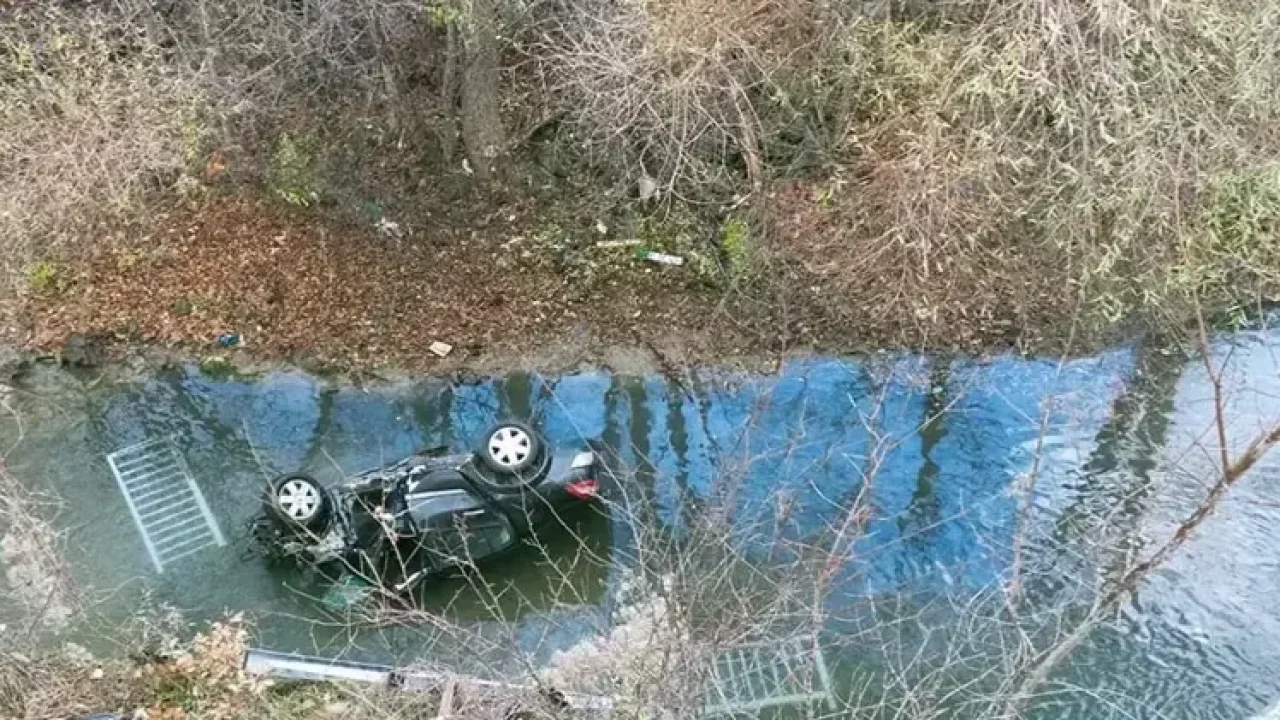 Gümüşhane&#039;de otomobil çaya uçtu