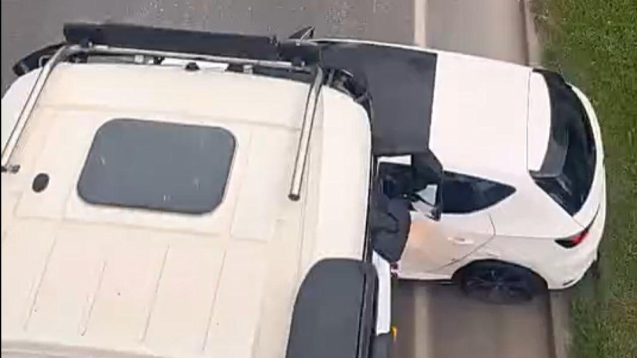 Hafriyat kamyonu, otomobili 100 metre sürükledi