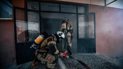 İtfaiye ekiplerinden polis okulunda yangın tatbikatı