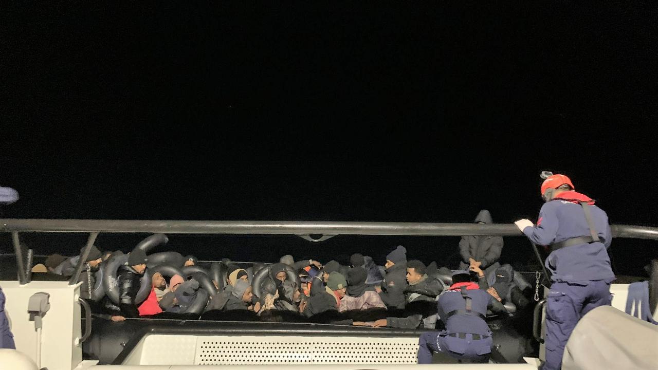 İzmir açıklarında göçmen mesaisi