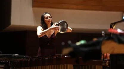 İzmir Devlet Senfoni Orkestrası’na tencere ve tava ile eşlik etti