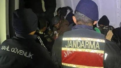 İzmir'de 27 düzensiz göçmen yakalandı