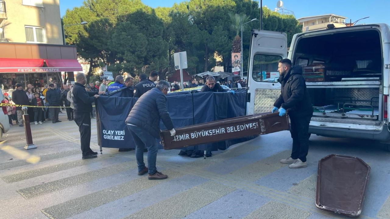 İzmir&#039;de belediyenin çöp kamyonu yaya geçidinde kadını ezdi