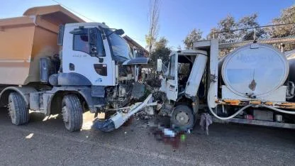 İzmir'de kamyon ile kamyonet çarpıştı