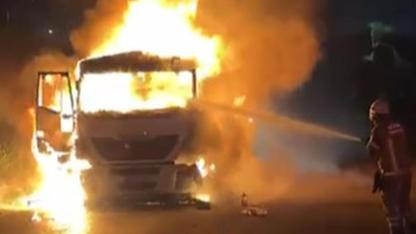 İzmir'de kömür yüklü tır alev aldı