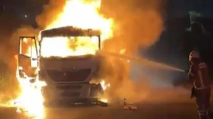 İzmir'de kömür yüklü tır alev aldı