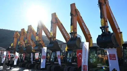 Karabağlar Belediyesi’ne Yeni İş Makinesi Desteği