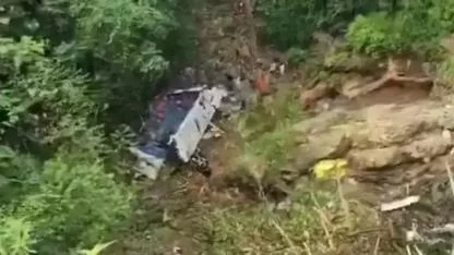 Kolombiya’da otobüs uçuruma yuvarlandı