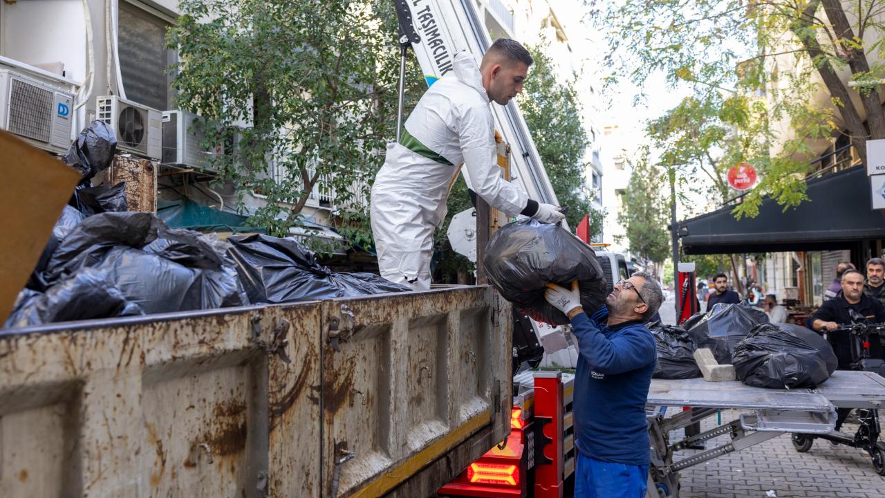 Konak Belediyesi’nden çöp ev operasyonu