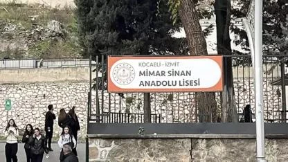 Lisede 3’üncü kattan düşen Deniz, ağır yaralandı