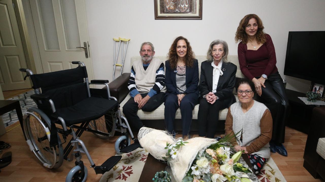 Mavi kapaklar tekerlekli sandalyeye dönüştü