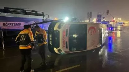 Minibüs ile çarpışan ambulans devrildi