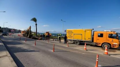 Mithatpaşa Caddesi’ndeki ana boru arızası için İZSU seferber oldu