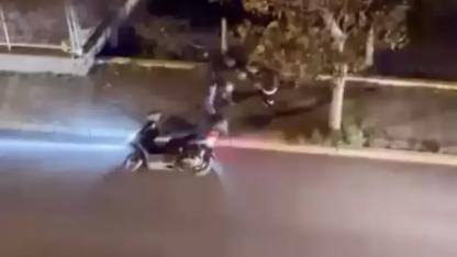 Motosiklet sürücüsü kavga ettiği yayayı kaskıyla darbetti