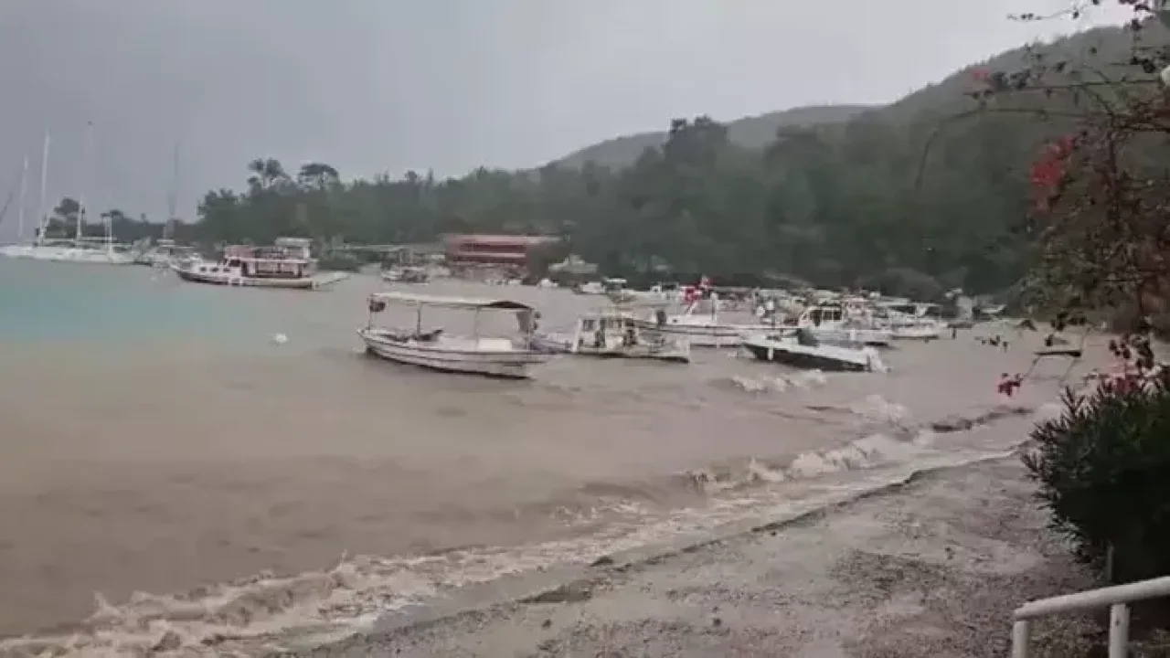 Muğla&#039;da fırtına iskeleleri yıktı