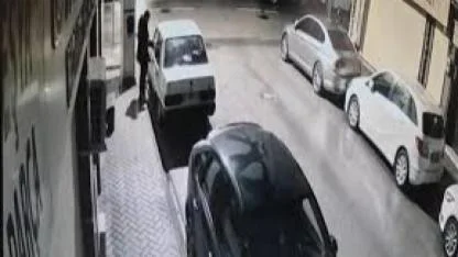 Park halindeki otomobilin teybini 46 saniyede çaldı