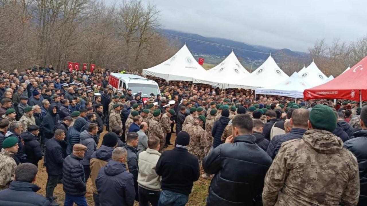 Samsunlu şehit polis, görev arkadaşlarının omzunda dualarla uğurlandı