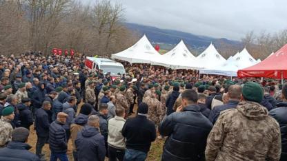 Samsunlu şehit polis, görev arkadaşlarının omzunda dualarla uğurlandı