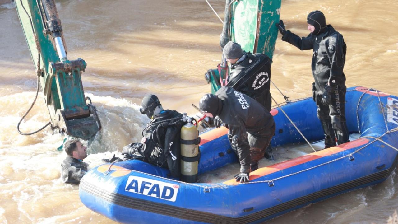 Şanlıurfa’da kanala uçan otomobildeki kayıp 3 kişinin cesedine ulaşıldı