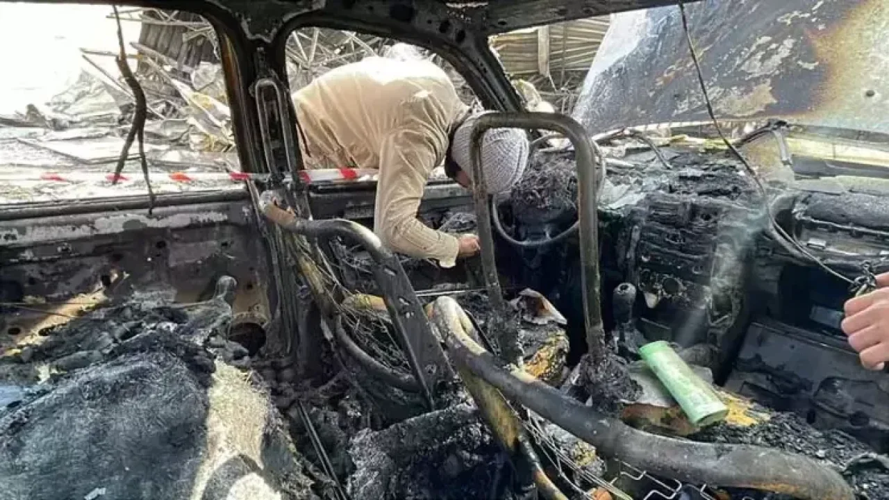 Şantiye alanında 1 konteyner ile 4 araç yandı