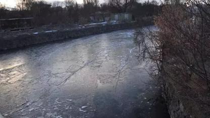 Sıcaklık eksi 15'e düştü; Kars Çayı kısmen dondu