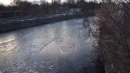 Sıcaklık eksi 15'e düştü; Kars Çayı kısmen dondu