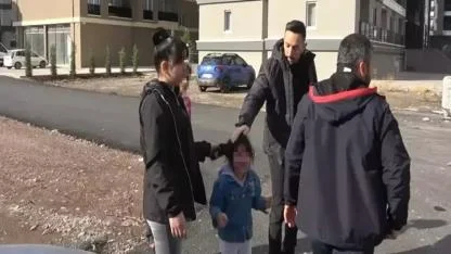 Takiple yakalanan sürücünün çocuklarını polis sakinleştirdi